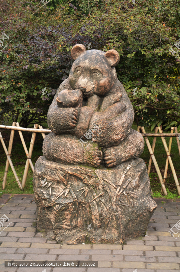 雕塑熊猫妈妈
