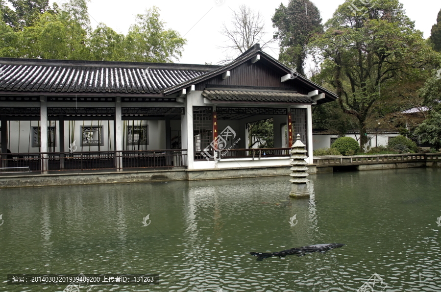 杭州植物园玉泉鱼跃水阁和大鱼