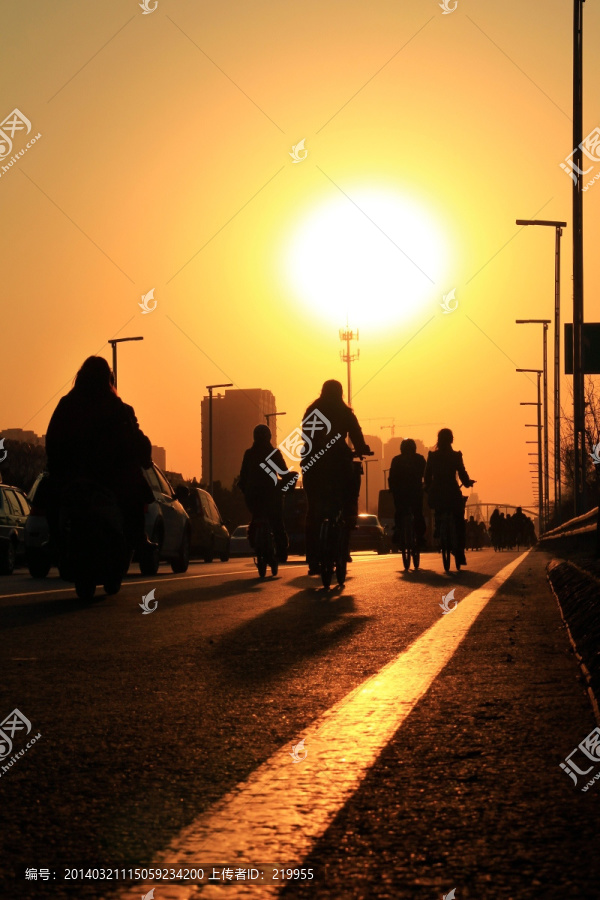 夕阳映照下班回家路