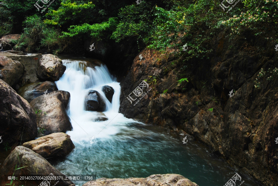 山间绿色溪流