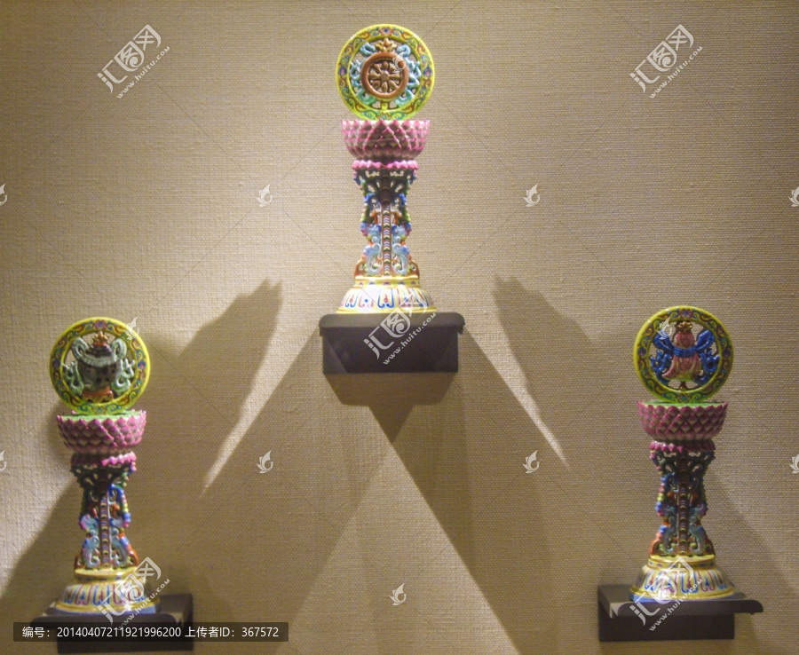 粉彩莲托八吉祥