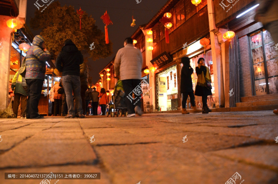 夜幕下的江南古街