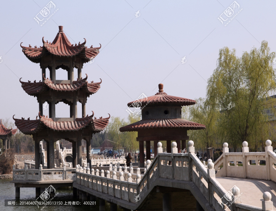 人工湖上亭台楼阁