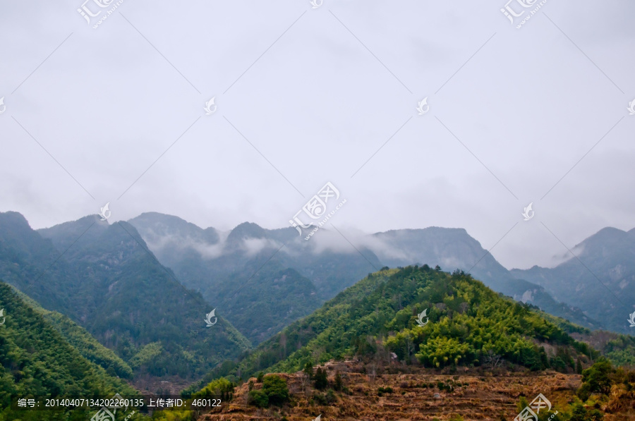 云雾缭绕的山峰