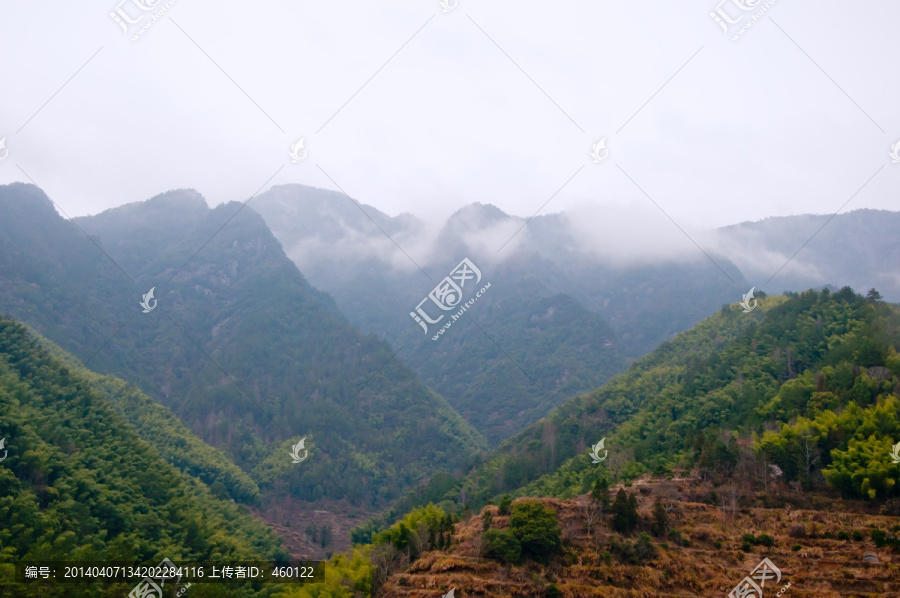 云雾缭绕的山峰