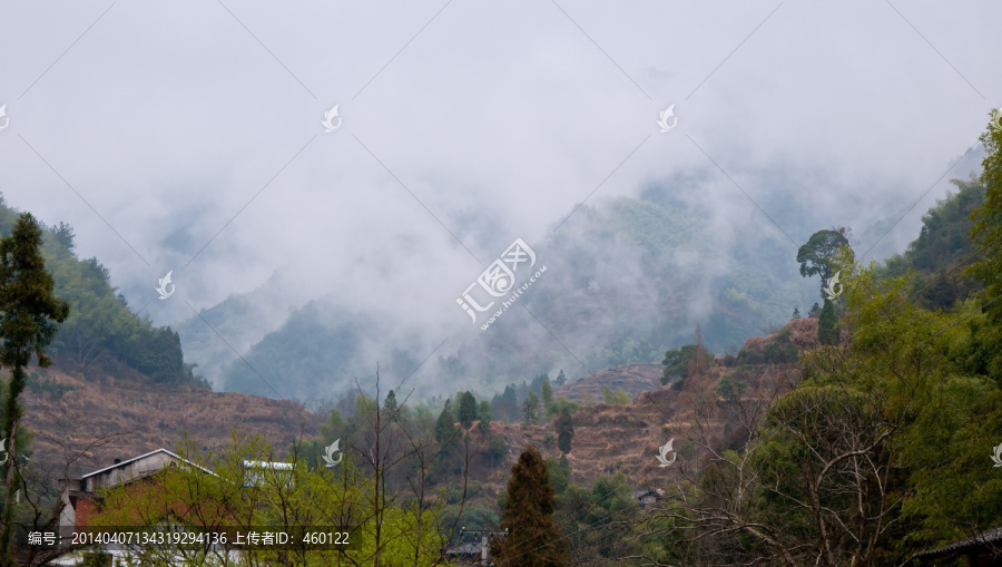 云雾缭绕的山峰
