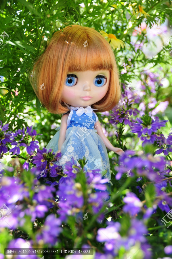 花丛中的小布Blythe