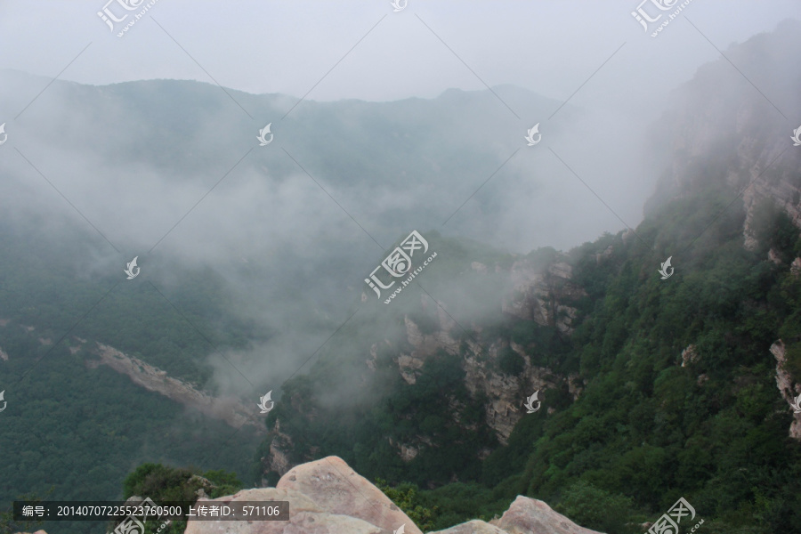 嵩山山顶,云雾缭绕,石
