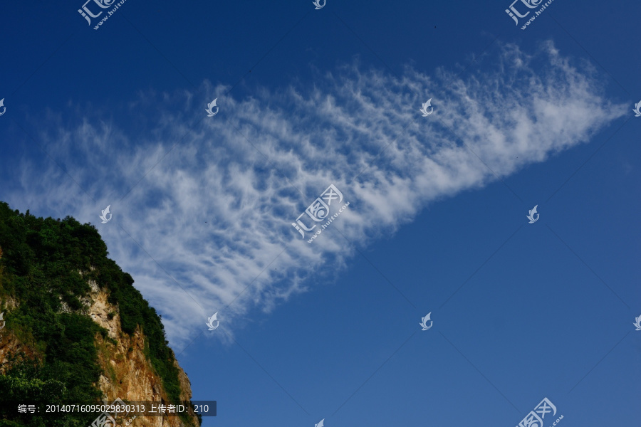 彭州龙门山岩石天空怪云