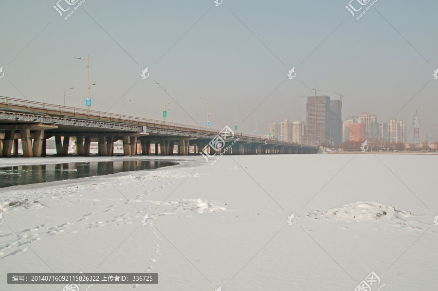 冰封的沈阳浑河大桥