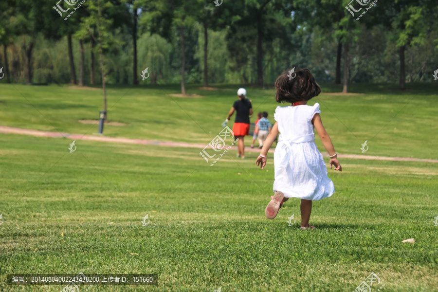 草地上奔跑的儿童