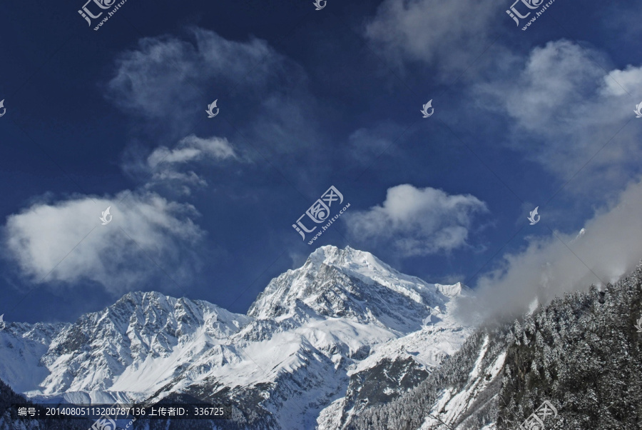 贡嘎山雪峰远眺