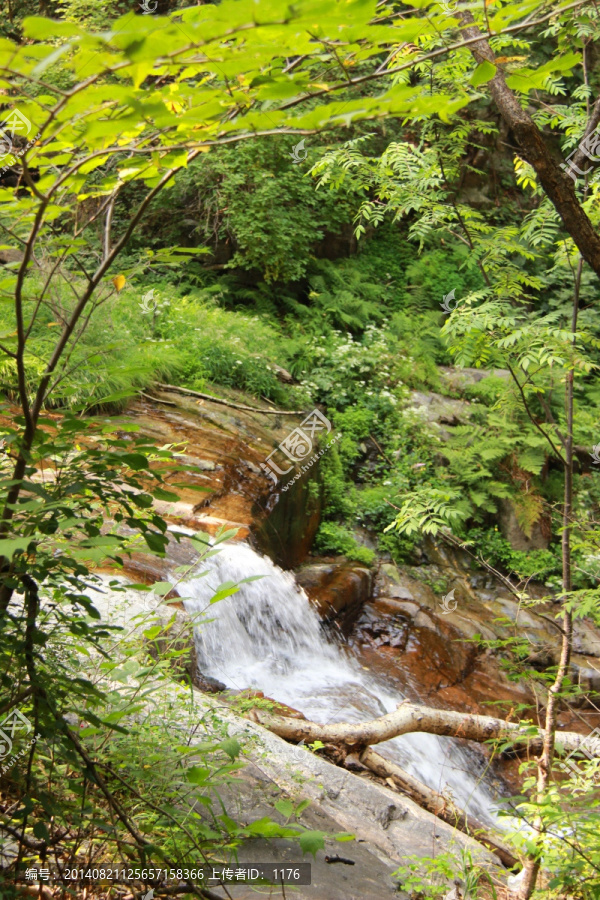 山间溪流
