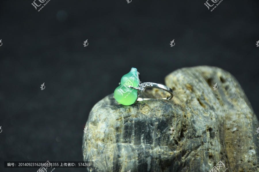 葫芦型绿玉髓戒指