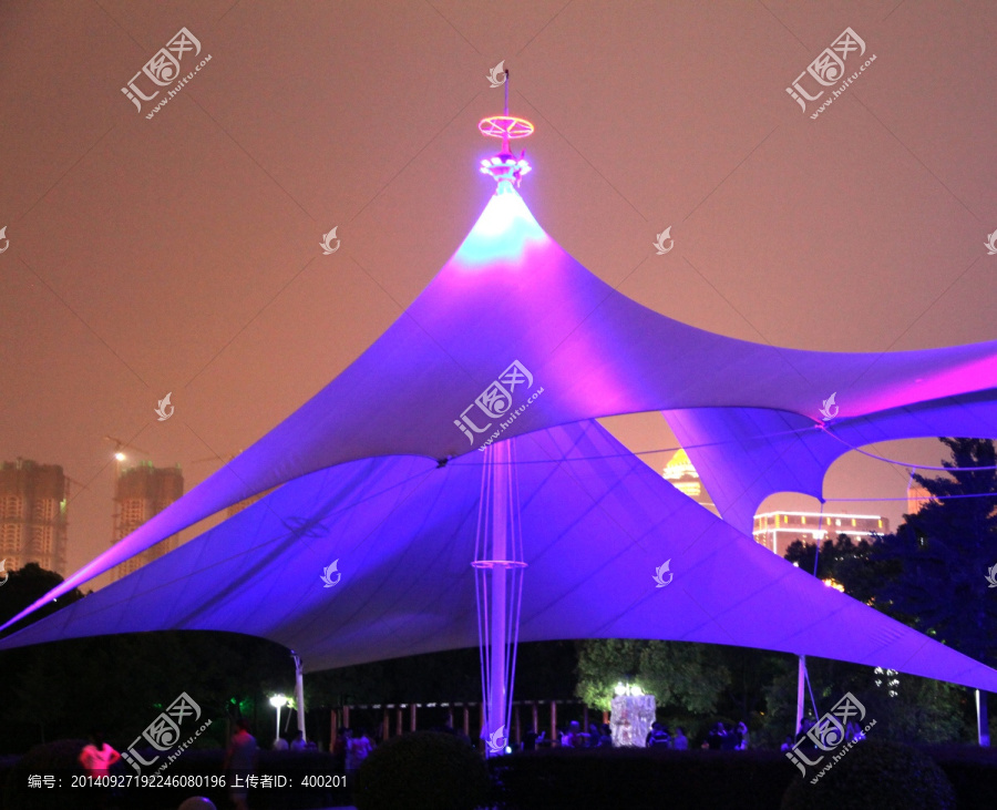 武汉江滩公园的遮阳篷夜景色彩