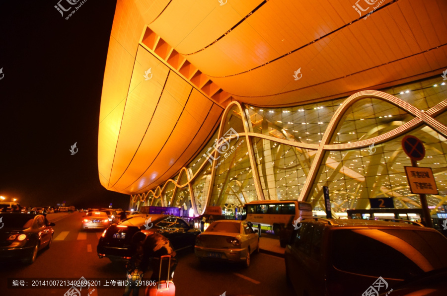 昆明长水国际机场出发区夜景