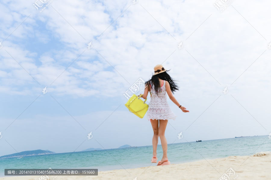 沙滩上的女孩