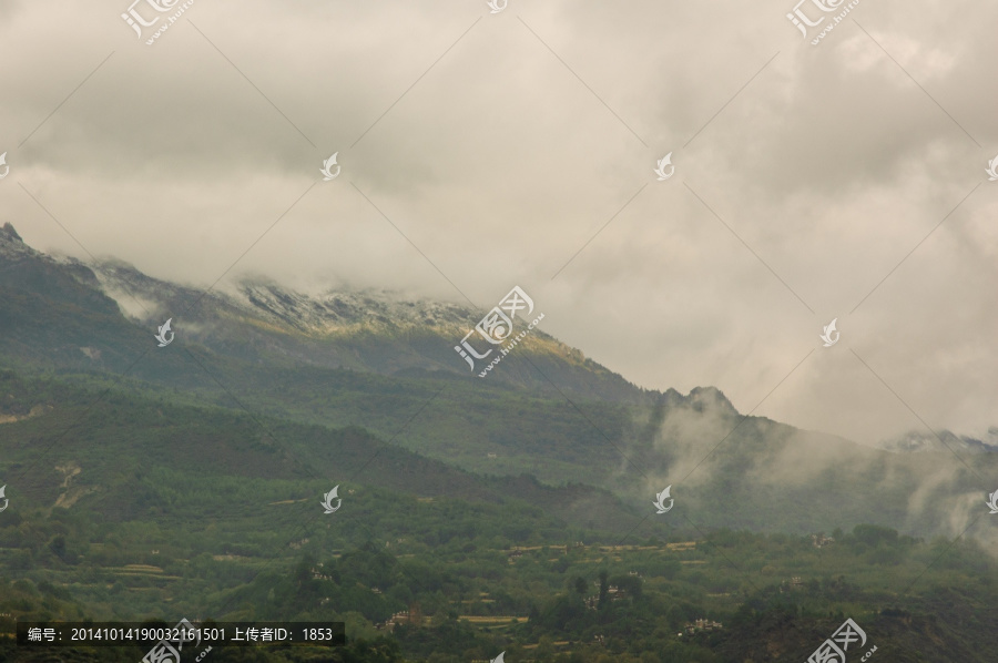 甲居山乡云景