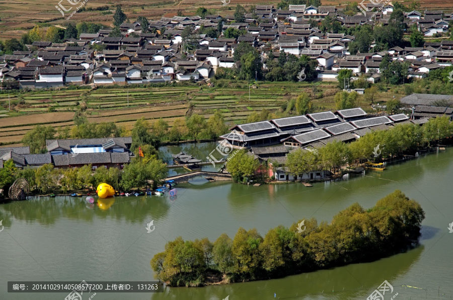 丽江观音峡民居水塘近景