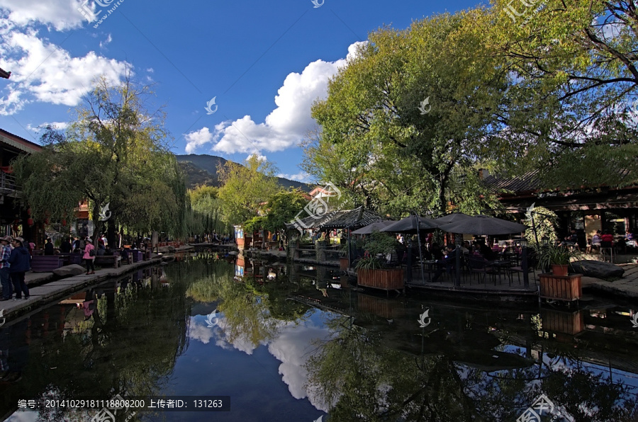 丽江束河古镇飞花触水酒吧街全景