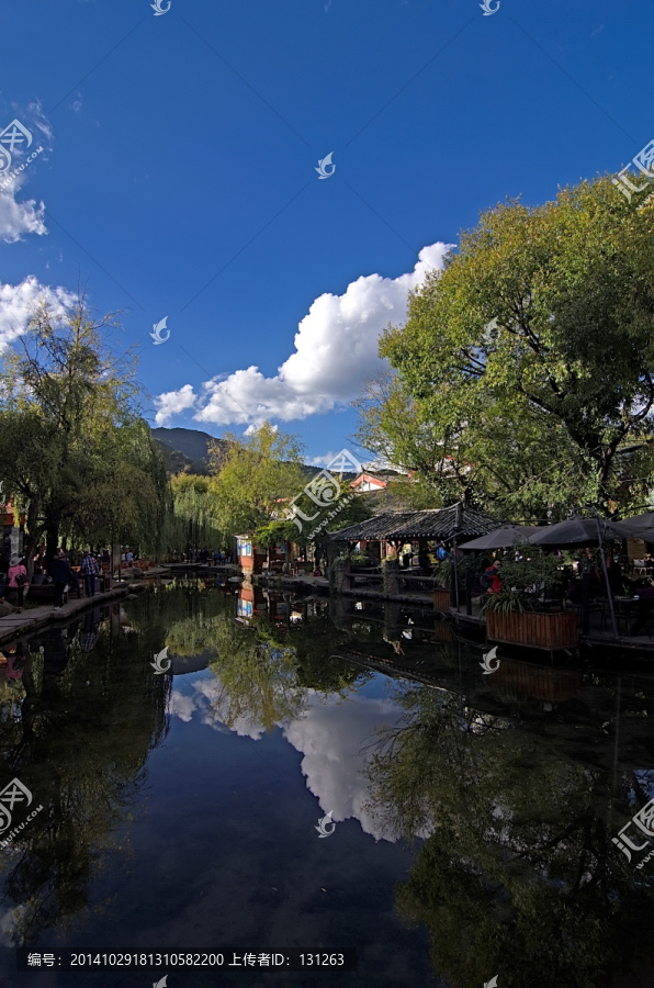 丽江束河古镇飞花触水酒吧街竖幅