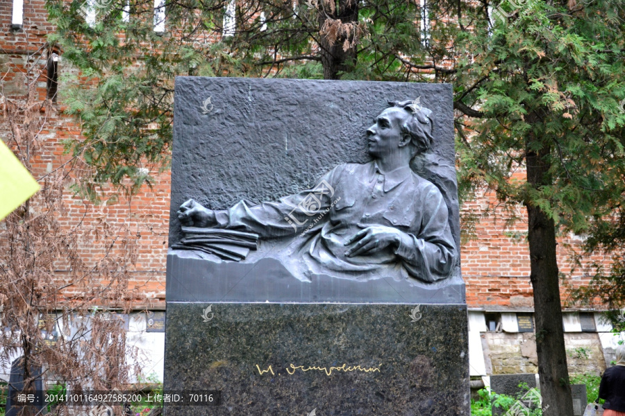 苏联作家奥斯特洛夫斯基墓碑