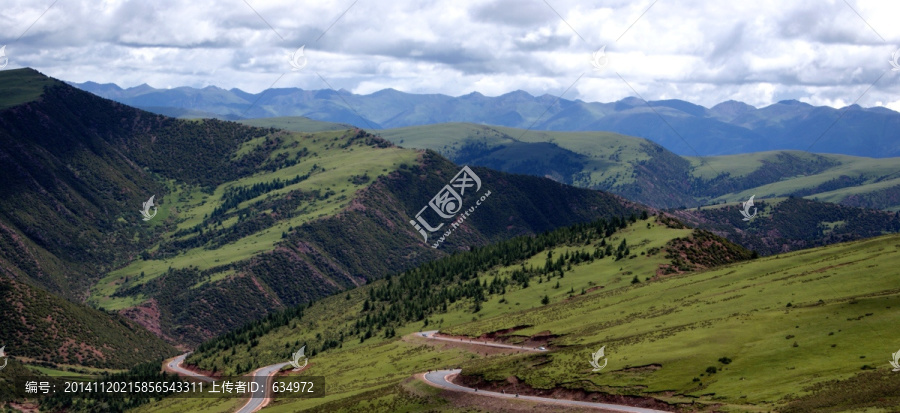 青藏高原上的险路高山云海