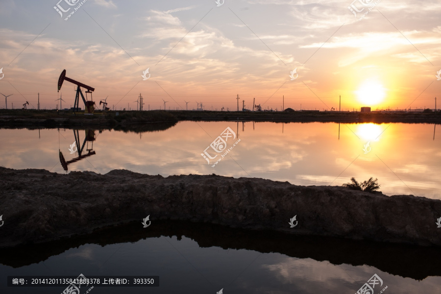 水边的抽油机,夕阳,倒影