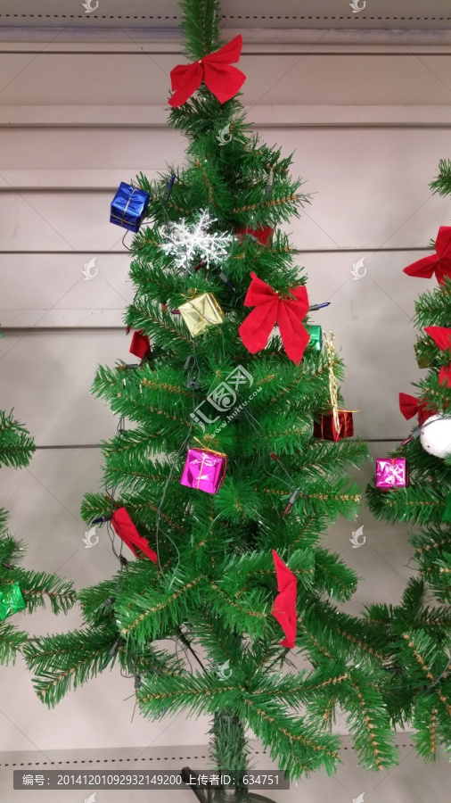 挂着礼物的圣诞树