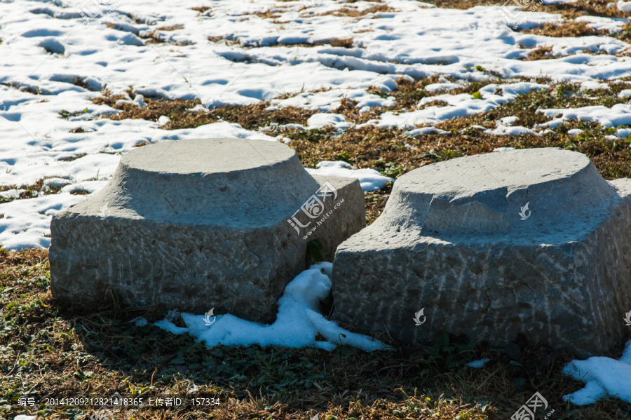 雪地上的石墩