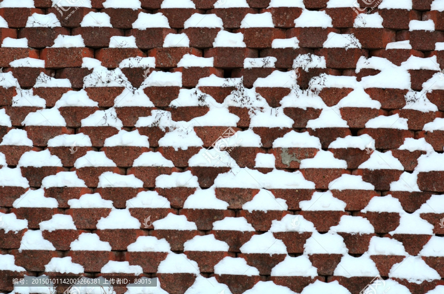 雪后砖墙