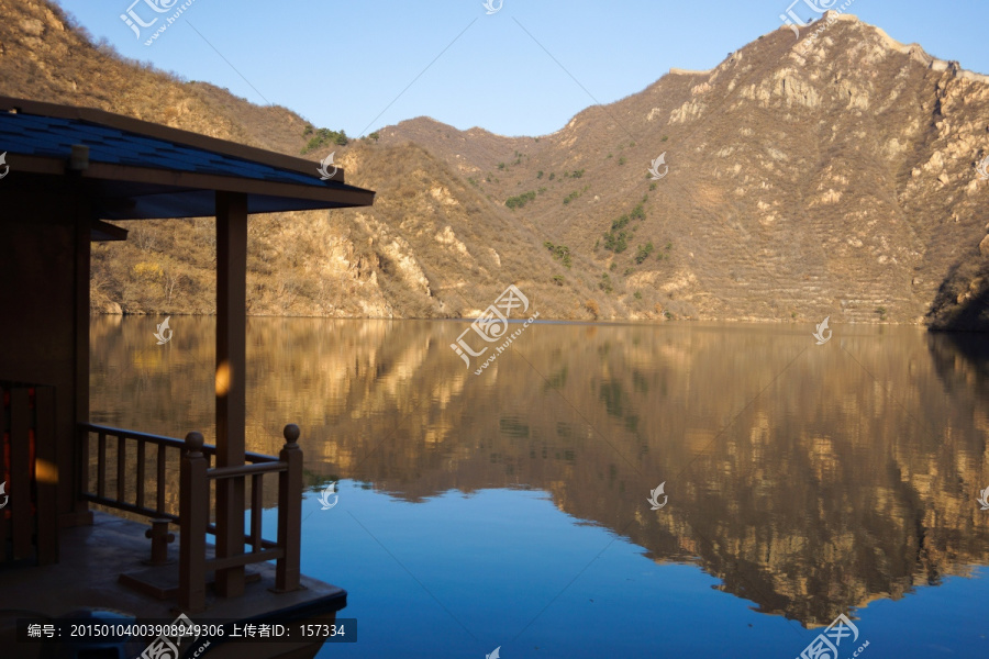 湖畔码头山水倒影