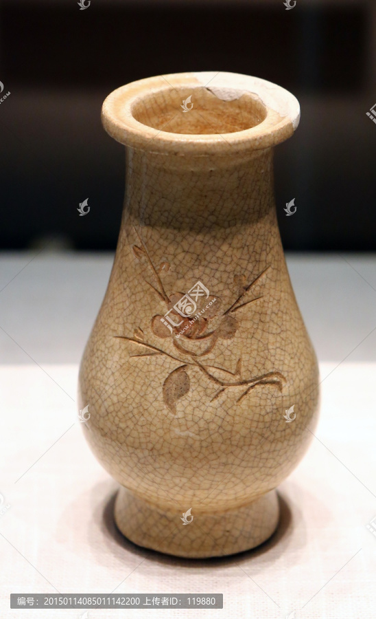 元代米黄釉剔花瓶