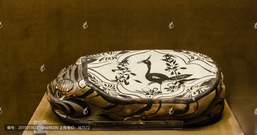 金代鸟纹虎形枕,白地黑褐彩瓷枕