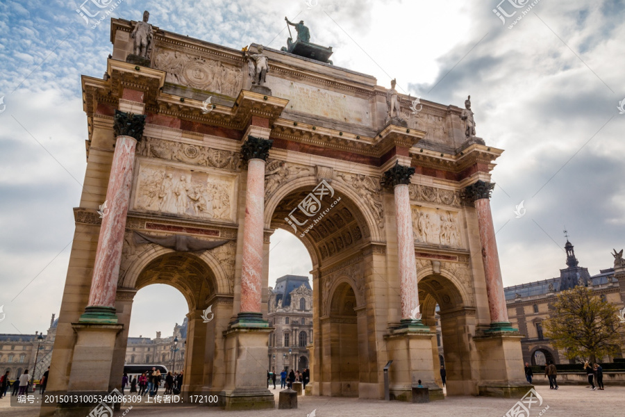 巴黎卢浮宫广场前的小凯旋门