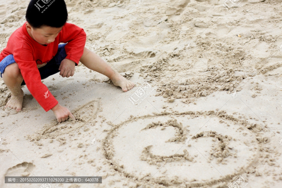 海滩上耍沙的儿童