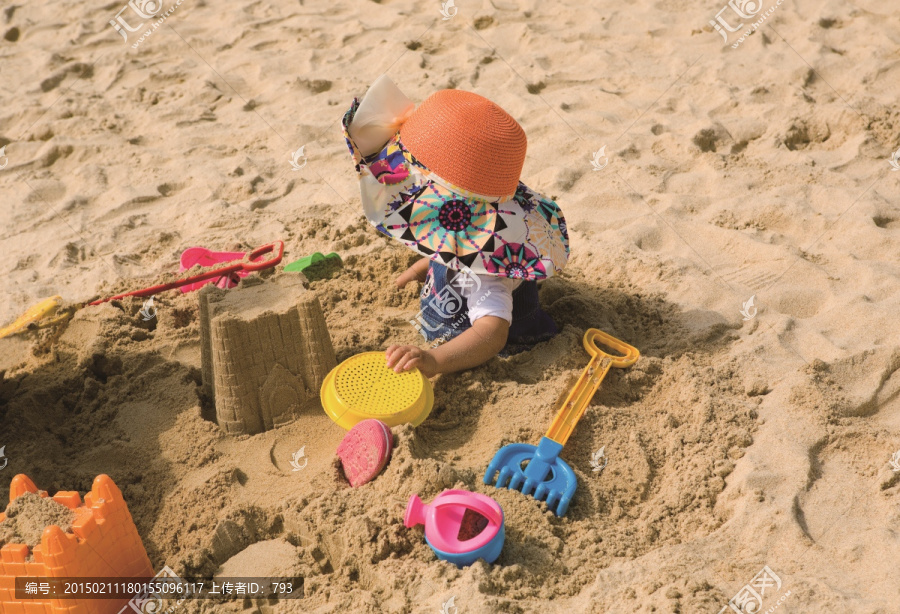 玩沙子的孩子
