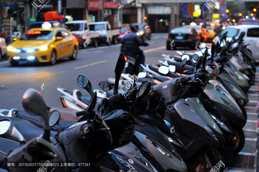 台湾街道的摩托车