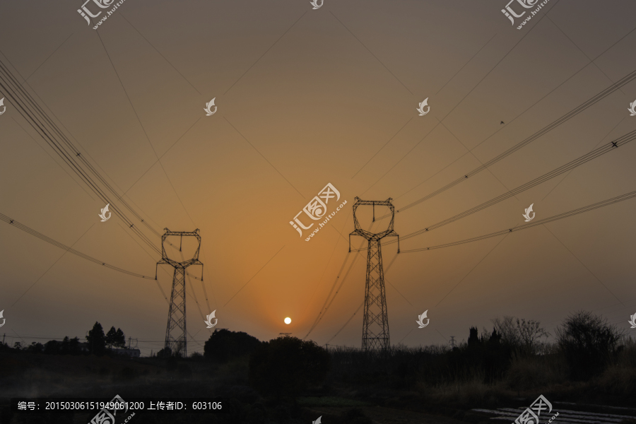 夕阳下的电塔