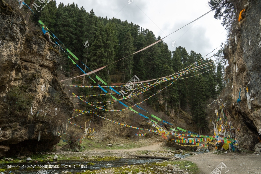 甘南郎木寺纳摩峡谷山林入口