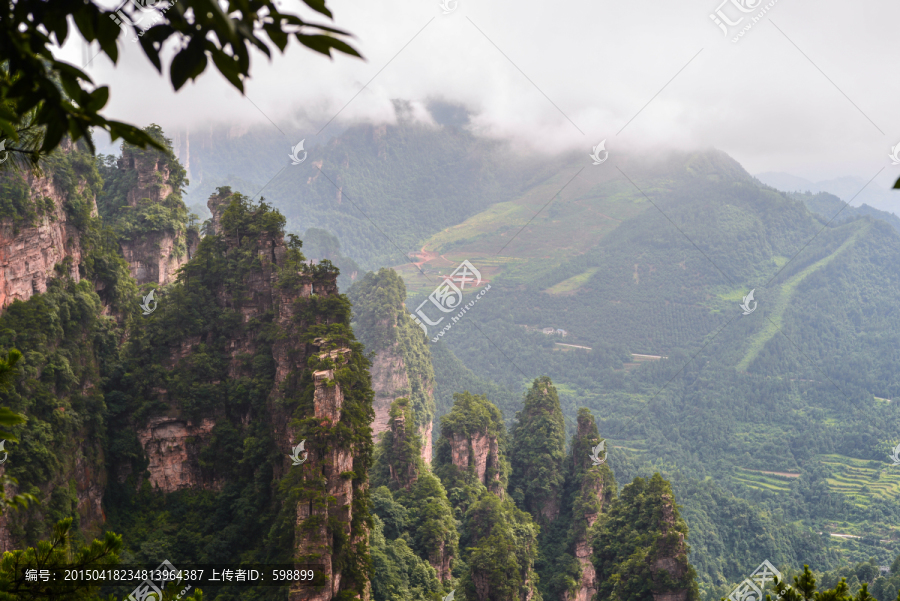 悬崖远山