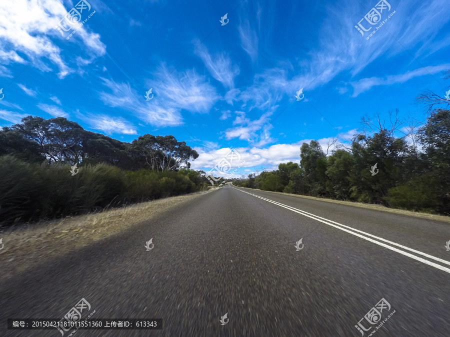 蓝天下的澳大利亚热带公路风光