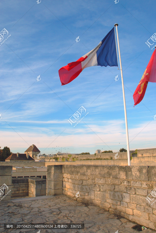 法国卡昂城堡,旗帜飘扬的城墙