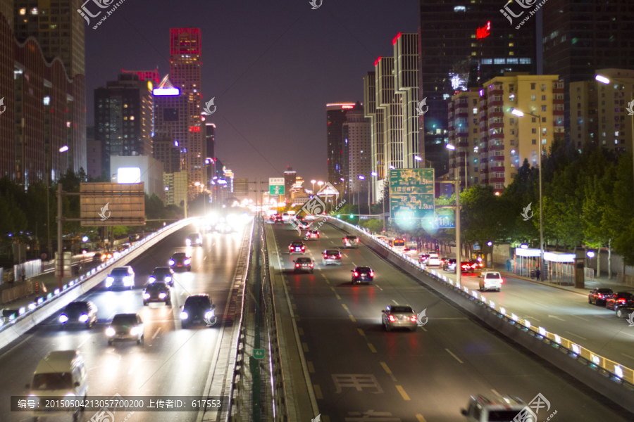 夜晚都市车流