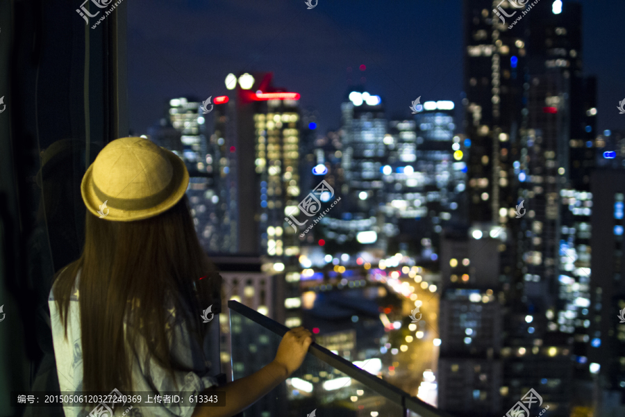 站在阳台观望墨尔本夜景