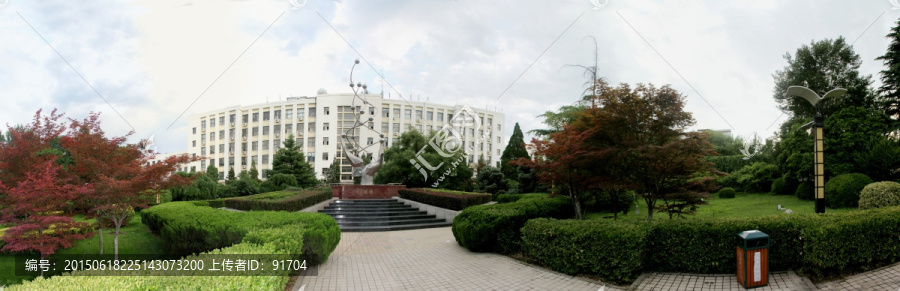 北京化工大学雕塑母校之光全景