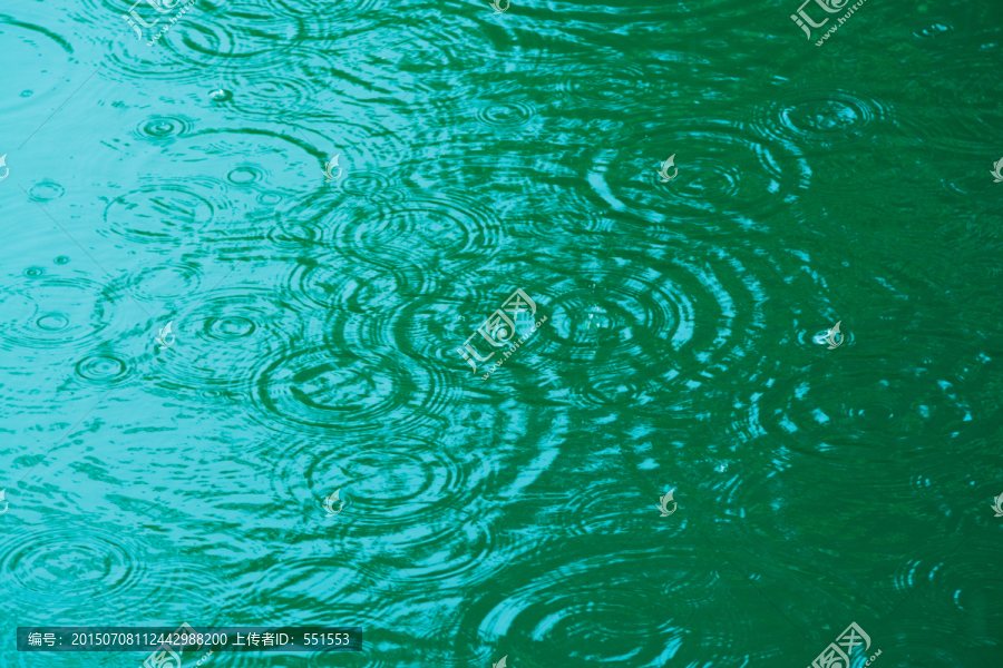 雨天湖面