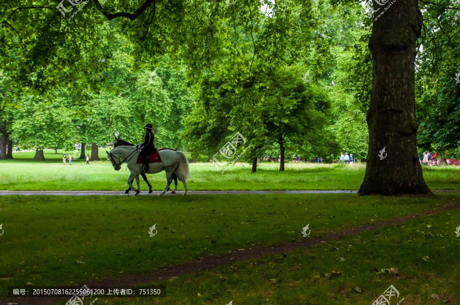 拍摄伦敦骑马的巡警