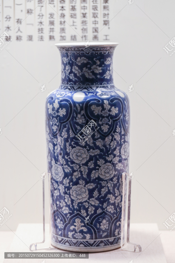 青花拔白花卉纹筒式瓶