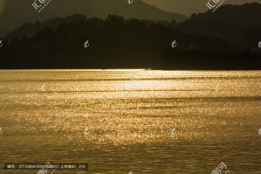 四川简阳三岔湖晚霞波光